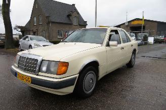 Salvage car Mercedes 200-300D 200 D 124 type sedan automaat 1991/1