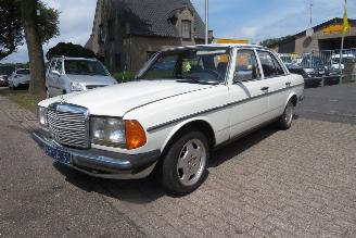 Démontage voiture Mercedes 200-300D 200 DIESEL 123 TYPE SEDAN 1977/4
