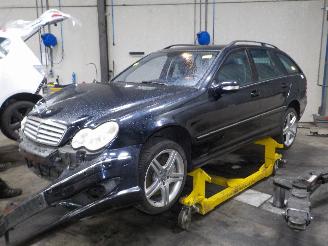 Voiture accidenté Mercedes C-klasse C Combi (S203) Combi 3.0 C-320 CDI V6 24V (OM642.910) [165kW]  (06-200=
5/08-2007) 2006/10