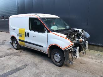 Salvage car Opel Combo Van 2012 / 2018 1.3 CDTI 16V ecoFlex Bestel  Diesel 1.248cc 66kW (90pk) FWD 2014/1