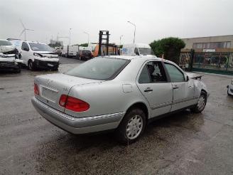 Coche accidentado Mercedes E-klasse  1998/11