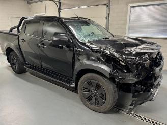uszkodzony samochody osobowe Isuzu D-Max V-CROSS AUTOMATIC 4X4 2021/8
